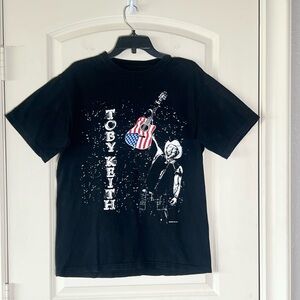 Toby Keith "Never Apologize" T-shirt American Guitar, Medium